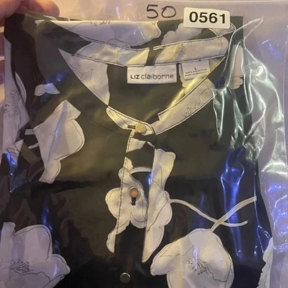 LIZ Claiborne black and white floral print blouse. - Picture 9 of 9